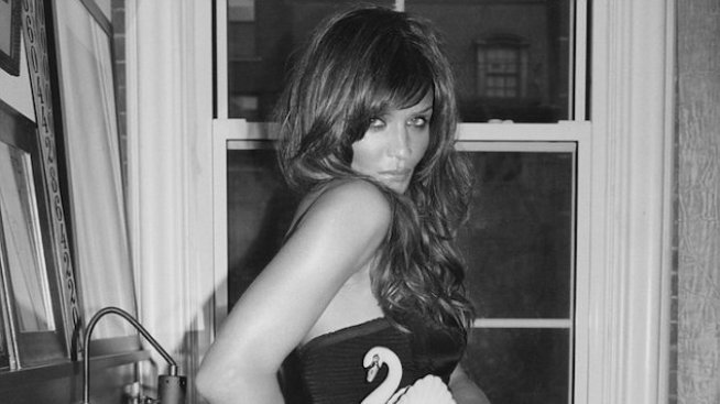 Хелена Кристенсен позира гола на 44 години в дома си