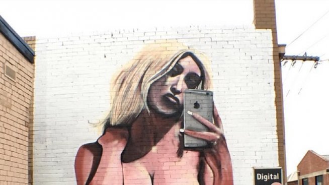 Голото селфи на Кардашян на 9-метрова стена