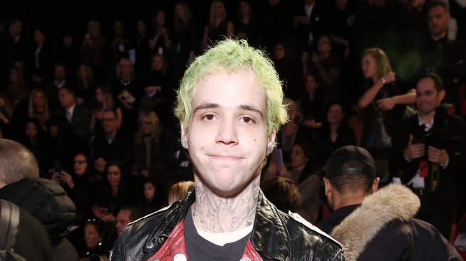 Рики Хил смени Рита Ора със сервитьорка