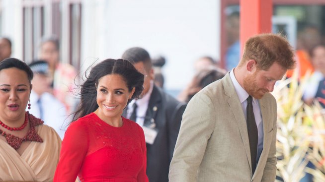 Упс! Маркъл в конфузна ситуация, роклята й с етикет