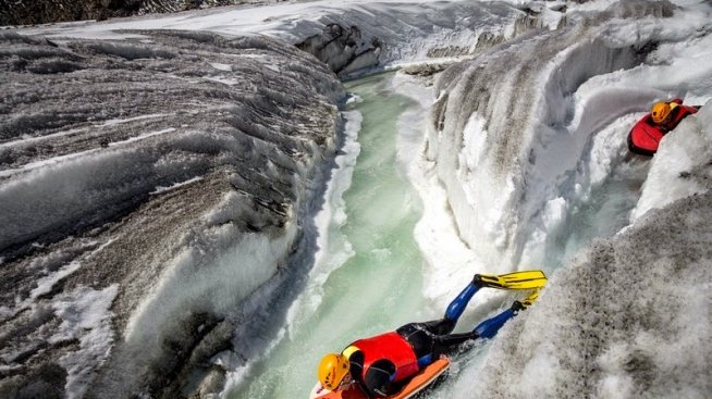 Екстремно спускане по бързеи върху дъска