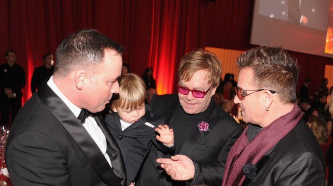 Синът на Елтън Джон взе да краде вниманието на звездите