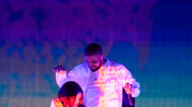 Адел разголи бюст, Риана с еротичен туърк на Дрейк