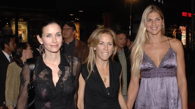 Шерил Кроу плаче на рамото на Кортни Кокс