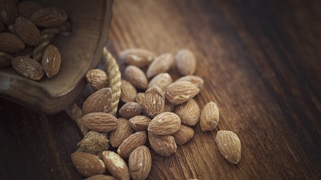Опасно! 5 странични ефекта от хапването на повече бадеми