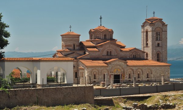 Ето дестинация, която е близо до България. Според Lonely Planet, "планините там са изключително тихи, местните са дружелюбни, а националните паркове са запазили културата и природата на държавата". 

Най-посещаваното място е Охрид, който впечатлява със своите исторически забележителности, църкви и предлага разходка в Охридското езеро.