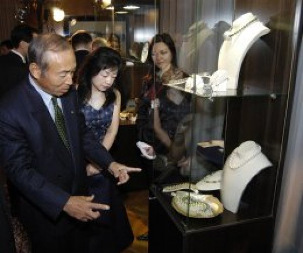 Тойохико Микимото показва бижутата на посланик Коичиро Фукуи и съпругата му