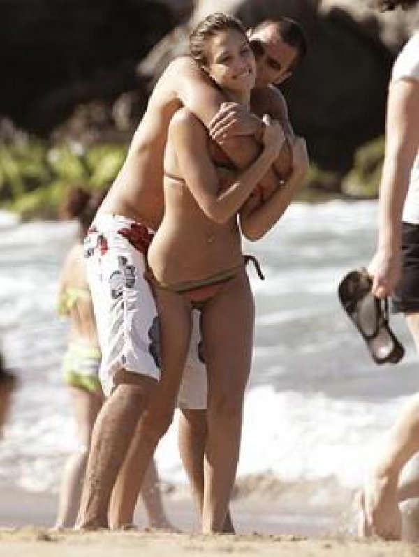 Джесика Алба заедно с приятеля си се забавлява на плажа в Мауи на Хаваите, след като до последния момент преди Нова година снимаше филма "Awake" в Ню Йорк.