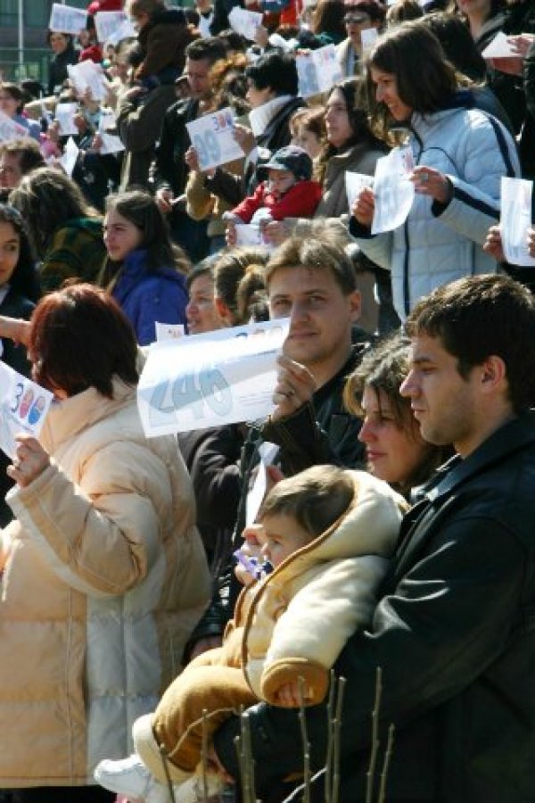 Над 300 души – основно млади хора, родители с малки деца се събраха в събота на кортовете на Малееви Клуб за да подкрепят инициативата “300 бебета повече”.Събитие