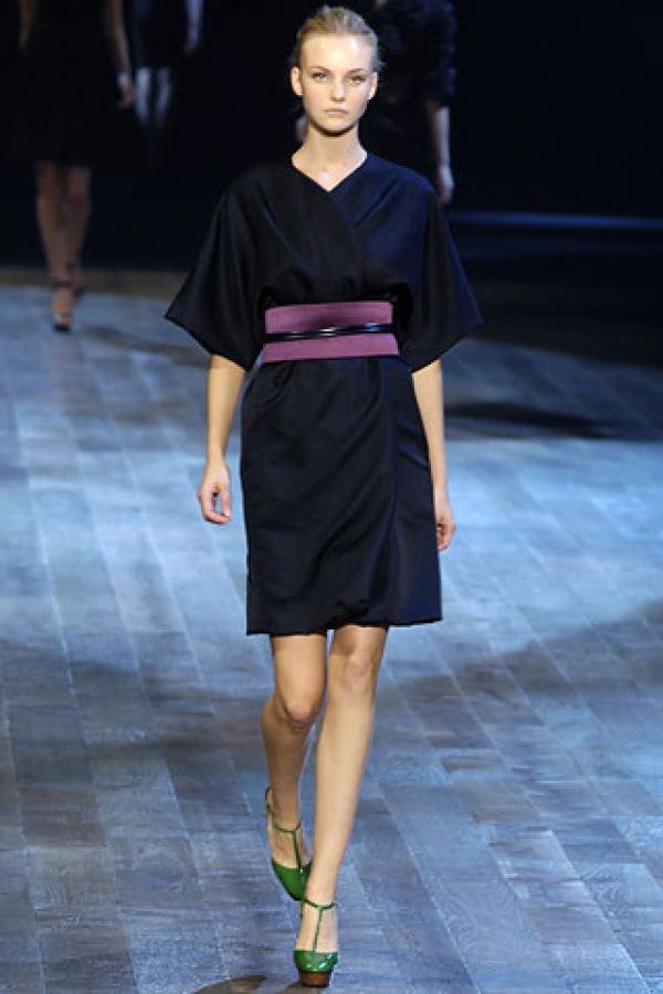 Черна рокля-кимоно с широк японски копринен колан от Lanvin