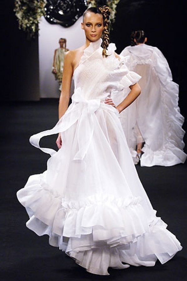 Като екзотична булка за Viktor&Rolf