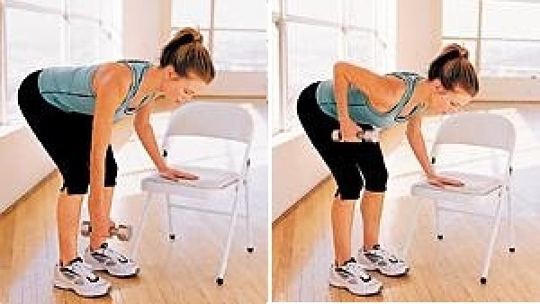 Упражнение 1С леко присвити в коленете крака и наведена напред, се подпрете с едната ръка на стол, а в другата хванете дъмбел. Ръката е отпусната до тялото.