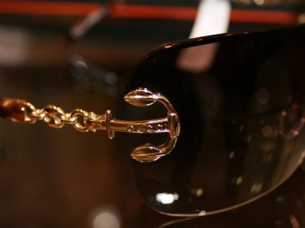 Орнаментите са по-модерни от всякога. Тук под формата на котва. Dior за 350 лв. от Opticlasa, Mall of Sofia. Снимка: Тialoto.bg