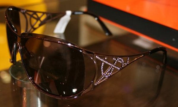 Yves Saint Laurent залага на камъни Swarovski. 380лв. от Opticlasa в Mall of Sofia. Снимка: Tialoto.bg