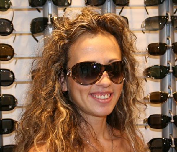 Невероятен модел (и очилата и моделът). Дело на Chanel  (очилата само). За 520 лв. отново от Vista d'Oro. Снимка: Tialoto.bg
