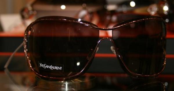 Отново Yves Saint Laurent, но този път без камъни, изчистен модел за властни жени. Opticlasa, Mall of Sofia, 280 лв. Снимка: Тialoto.bg