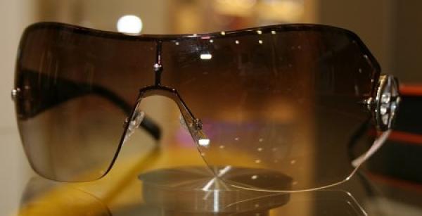 С този модел на Armani за 380 лв. от Opticlasa в Mall of Sofia ще разбиете представите за екстравагантност.  Снимка: Tialoto.bg