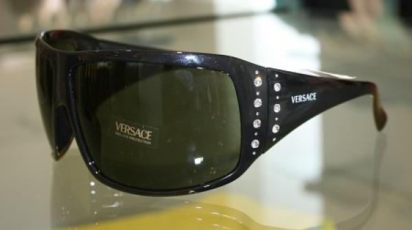 Кристалите Swarovski превземат лятото. За 400 лв. от Versace на ул. "Цар Калоян" 7. Снимка: Тialoto.bg