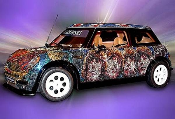 Има и за момчетата - автомобилче с 35 000 камъчета. Блестящо!