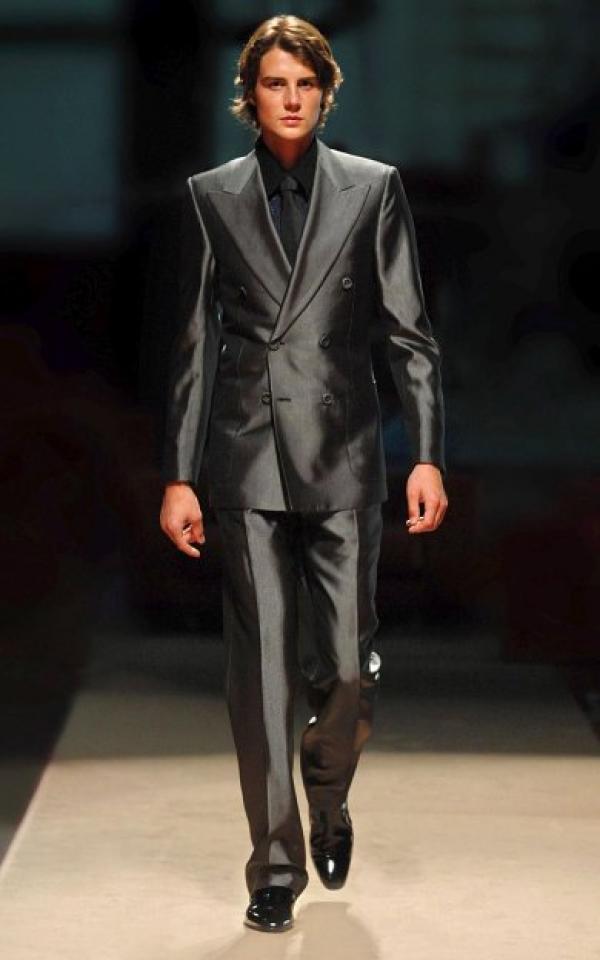 Черен копринен костюм от Cavalli. снимка: БГНЕС