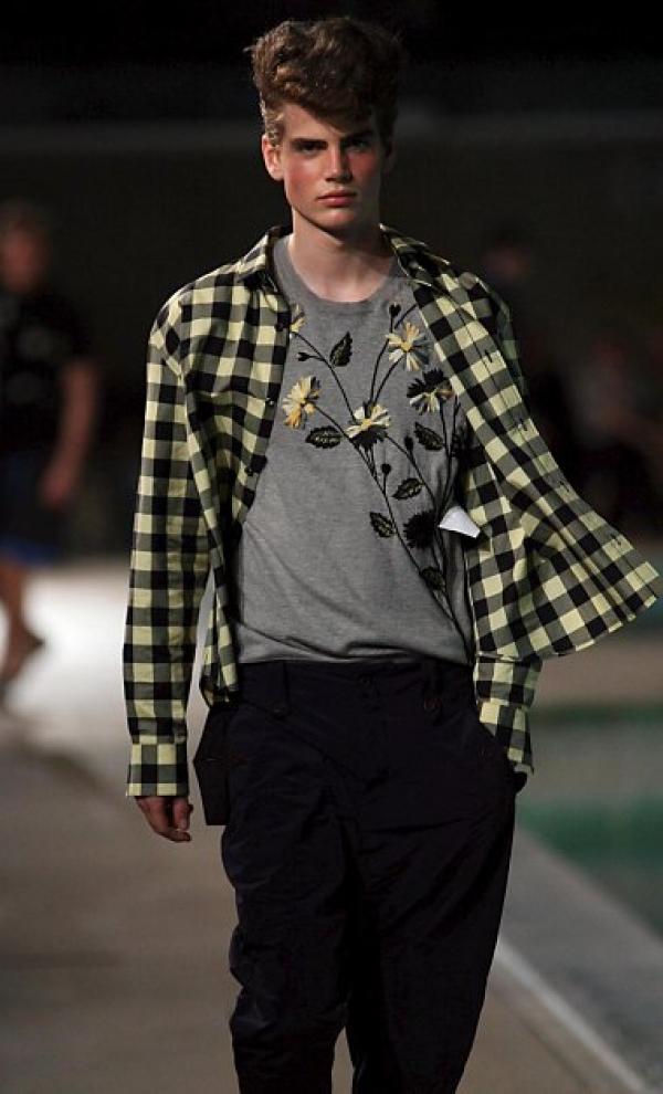 И пак тишърт с цветя и карирана риза от Alexander McQueen. снимка: БГНЕС