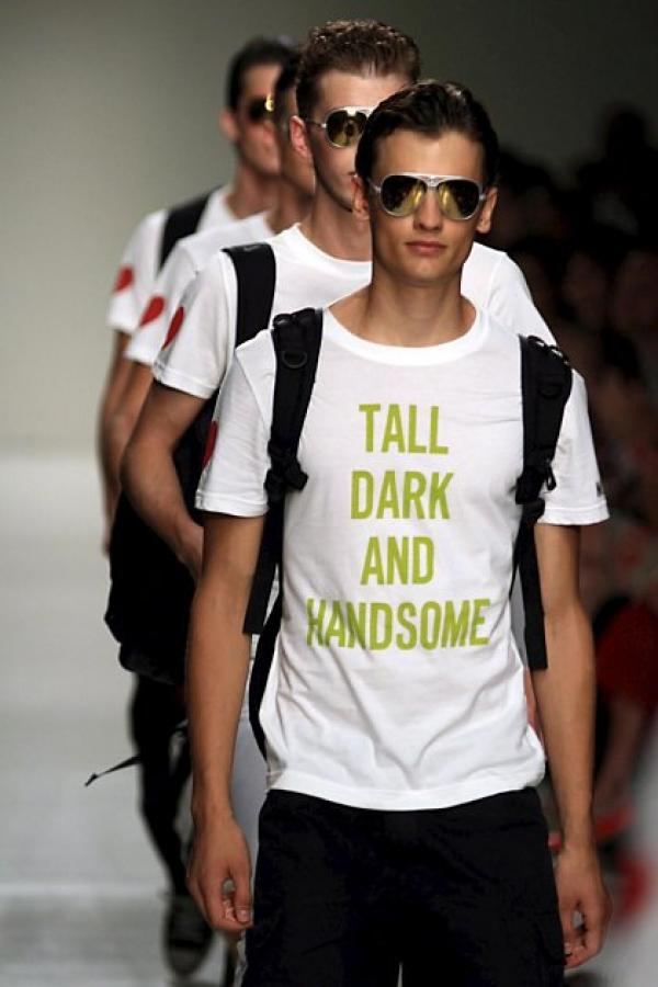 Щампованите тишърти са класика, Moschino. снимка: БГНЕС