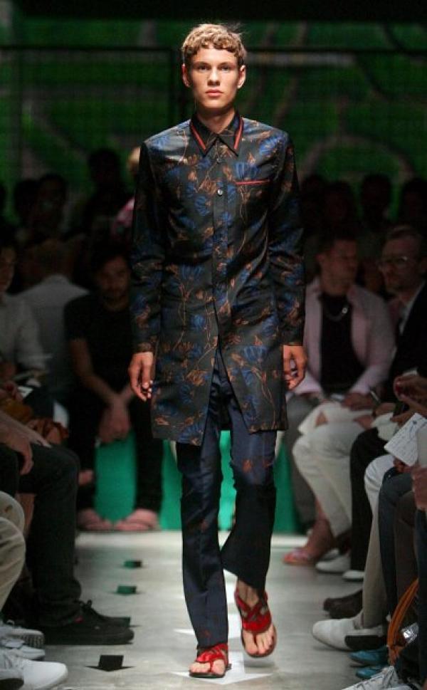 Малко по-различно виждане от Prada. Копринен костюм на цветя по тялото и чехли. снимка: БГНЕС
