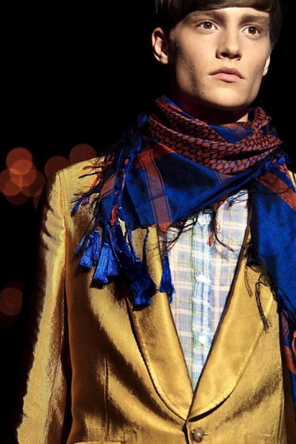 Vivienne Westwood не разочарова почитателите си. Златно сако и син шал от шифон. снимка: БГНЕС