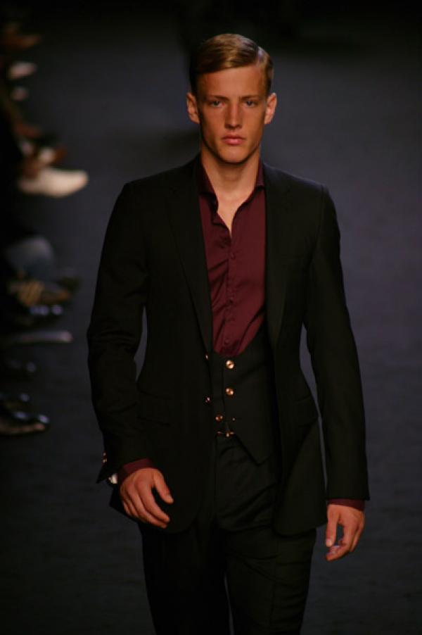 Костюмите са във видимо ретро стил. Emanuel Ungaro.