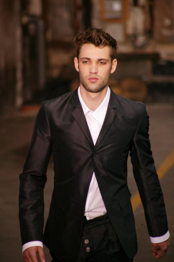 Градска елегантност със копринено сако. Kris Van Assche