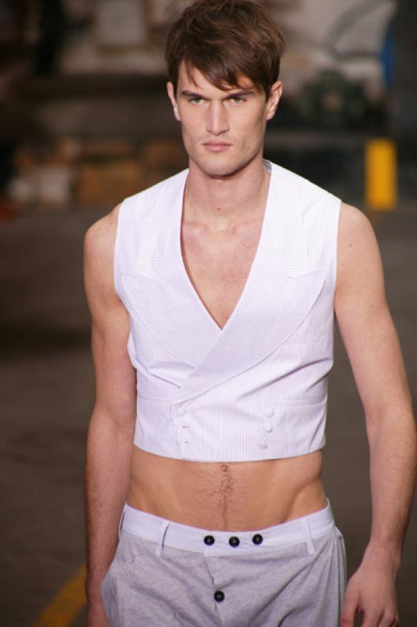 Разбира се в цялото изящество не липсва и провокативност. Kris Van Assche.