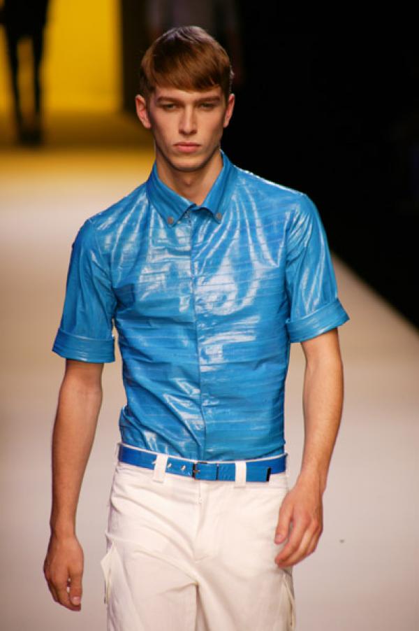 Синя риза от шифон със син колан и бял панталон, Thierry Mugler.