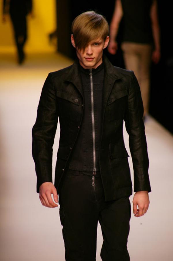 И отново кожен фетиш, Thierry Mugler.