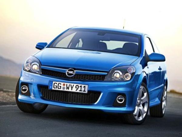 Това е Opel Astra, най-продаваната кола за 2006 година в Европа, и въпреки че бележи спад от 6,2% спрямо предходната година, от това бижу са продадени цели 437 673 бройки. Наистина завиждаме много на притежателите.