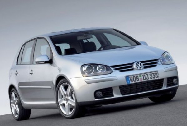 Volkswagen Golf, немската прелест е на четвърто място, а можеше и по-добре да бъде. Това наистина е една красива кола, мечта за много мъже и завистливи съпруги.
