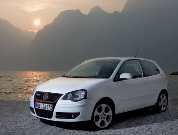 Въпреки че Volkswagen Polo може да мине в графа "застаряващи" и да се мери единствено със Volkswagen Golf, родният му немски пазар подкрепя количката и тя все още е в класацията на номер 9.