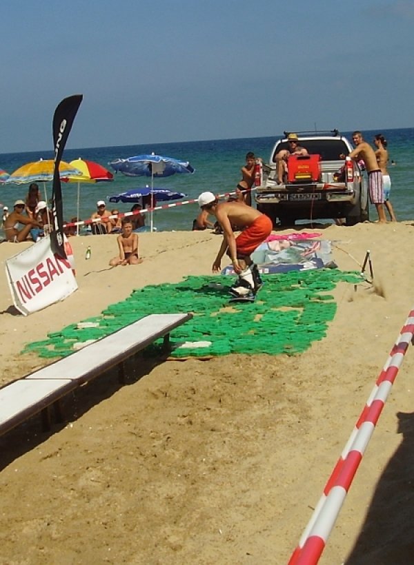 Да се върнем към горещата Смокиня и пича с червените гащи. Are you ready to jump...Скокът не стана много хубав, но нашата фотографка се загледа по червените му гащи и не можахме да го увековечим.