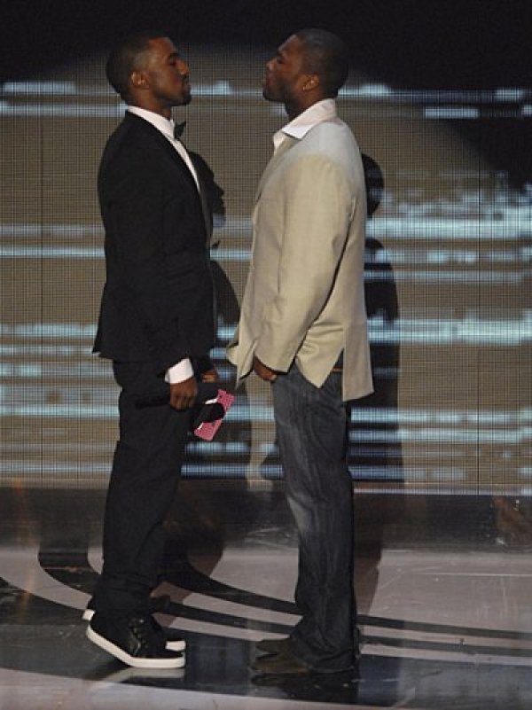 50 Cent и Канйе Уест един срещу друг на сцената така, както ще застанат един срещу друг в битката за продажби на новите си албуми още на 11 септември.