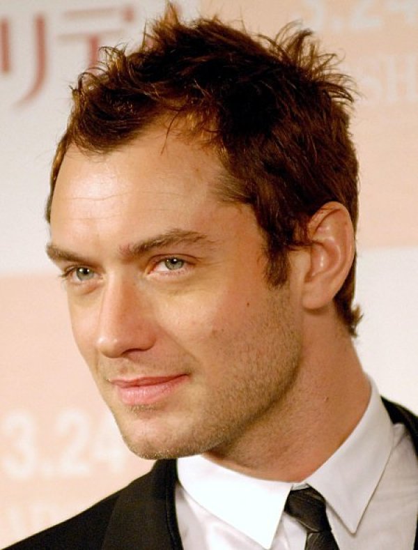 Идеалният представител на мъжкия свят, според мъжете, трябва да има и носа на Джъд Лоу.