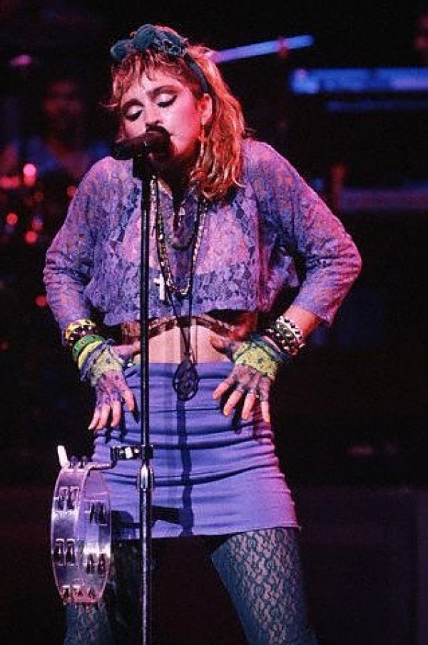 Началото на турнетата на Мадона е през 1985 г. След като издаде „Like a Virgin“ светът вече бе в краката й.