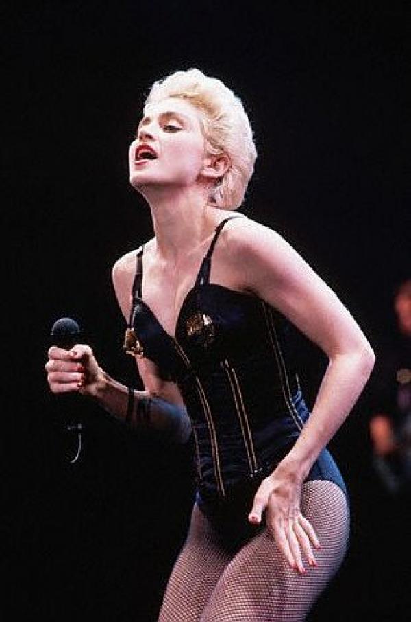 През 1987 г. Мадона пое на второто си турне, наречено „Who's that girl“. Омъжена за Шон Пен, с два филма зад гърба си и м