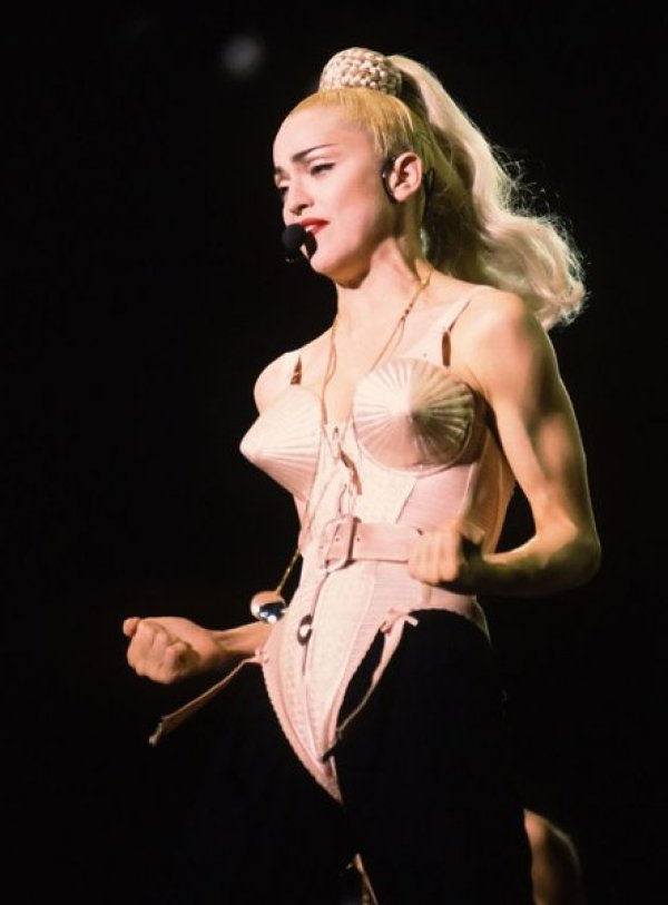 През 1990 г. започва трето турне на Мадона - "Blond Ambition". Това е един от най-скандалните моменти в историята на музиката.
