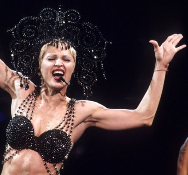 През 1992 г. Мадона започна турнето си „Girlie Show“. С голям страх. Беше издала скандалния и не много у