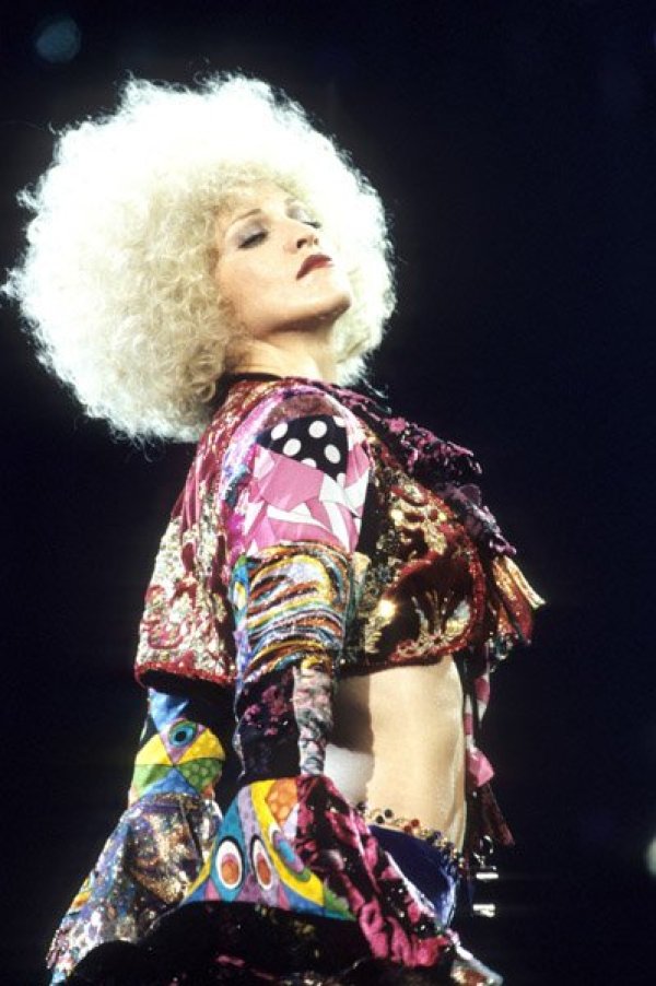 На "Girlie Show" Мадж върна диско ерата. Чакайте да видите какво диско ще се развихри след 14 години.