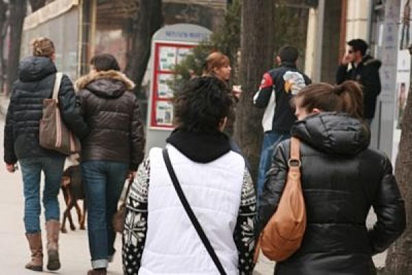 Спазвай дистанцияИмаме предвид, когато сте на оживено място с множе