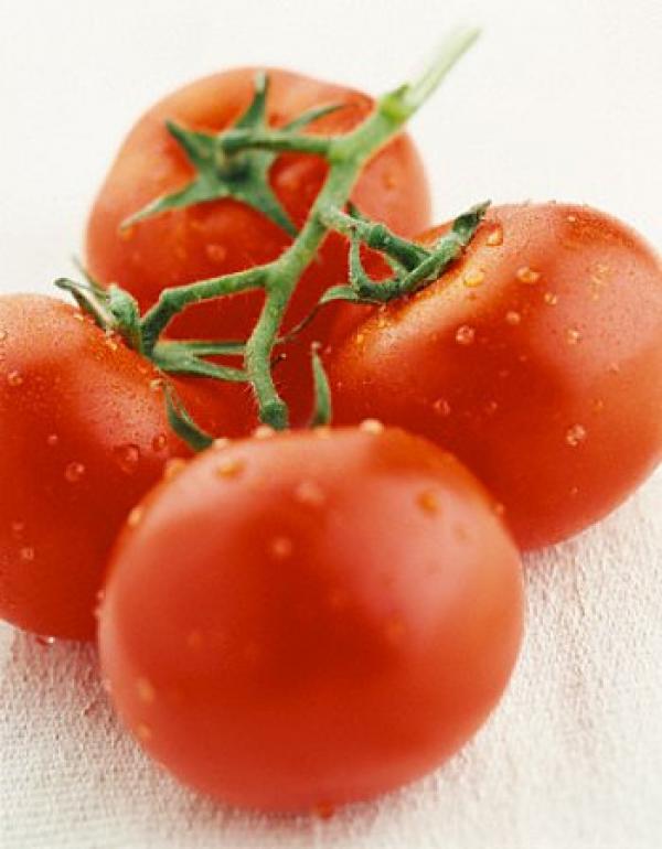 Тез' червени домати, ...Да, ужасно са вкусни и полезни. Освен това са адски много видове - дребни, розови, кръгли,