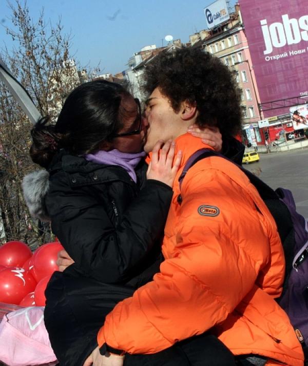 В София има едно място, точно до НДК, наречено Моста на любовта. И естествено на Св. Валентин е точното място за целуване, къде другаде.  Снимките ни ги изпратиха колегите от Мтел.