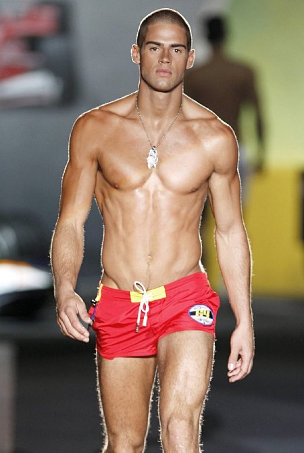 Чад Уайт за Dsquared2. Колекция пролет/лято 2008 г.