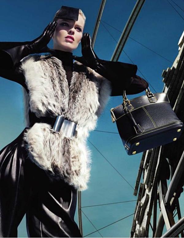 Освен горещата зимна сесия за Armani, двамата фотографи увековечиха и Ева Херцигова за есенно-зимната кампания на Louis Vuitton.