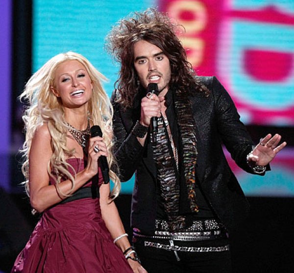 Парис не спря да мяука в рокля на Miu Miu.